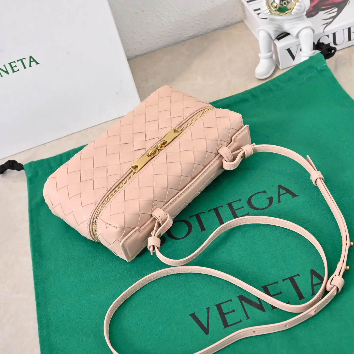 Batch 1360 Bottega Veneta 24 spring and summer woven zipper crossbody bag. A crossbody bag that can be used as a cosmetic bag. The exquisite weaving and compact body are an indispensable accessory for the upcoming summer. The double zipper also better protects the bag. It has a large capacity. If you like it, don’t miss it. Style number: 9109 Size: 22*12.5*5cm
